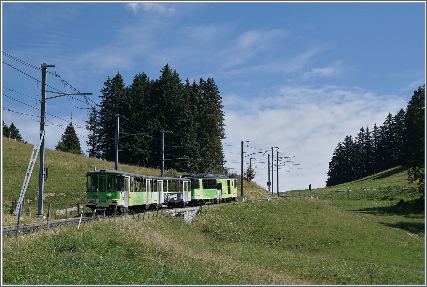 Der BDeh 4/4 N° 82 mit zwei Beiwagen, davon der Bt 64 am Schluss ist bei Col de Soud auf dem weg in Richtung Col de Bretaye.

19. August 2023
