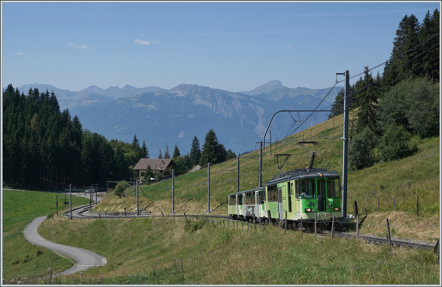 Der BDeh 4/4 N° 82 mit zwei Beiwagen, davon der Bt 64 am Schluss ist bei Col de Soud auf dem Weg in Richtung Col de Bretaye. 

19. August 2023