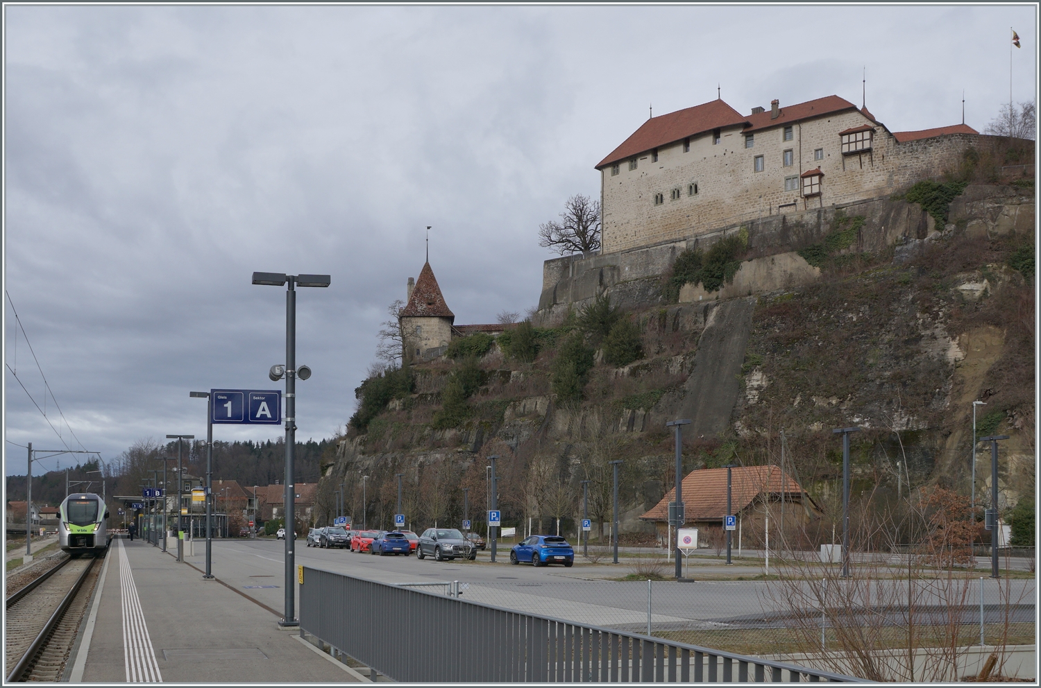 Der BLS RABe 528 104 wartet im neuen Bahnhof von Laupen BE auf die Abfahrt als S 2 15243 nach Langnau i.E. via Bern - Konolfingen. Rechts im Bild das Schloss Laupen. 

24. Jan. 2024