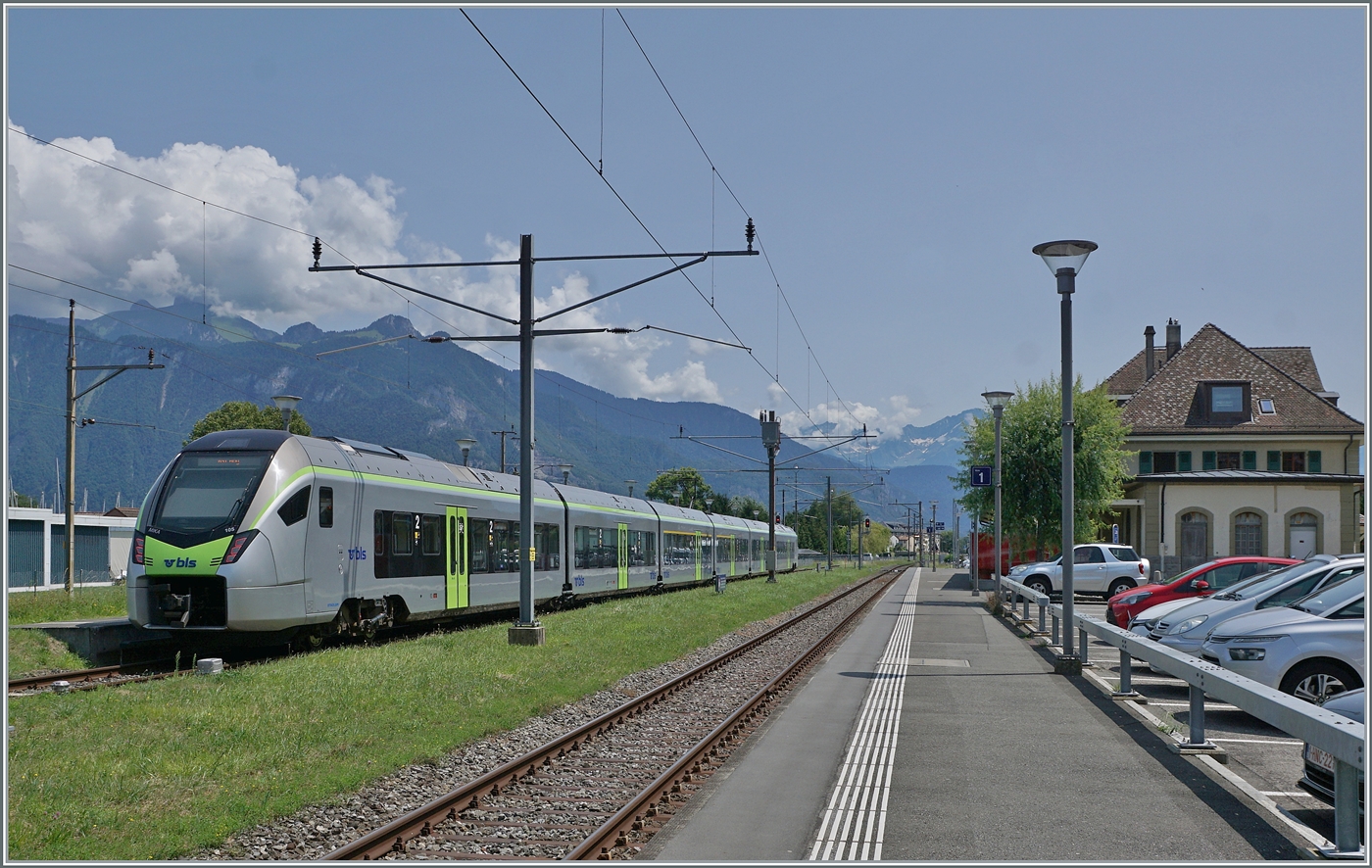 Der BLS RABe 528 105  MIKA  beim Halt als R91 6121 in Bouveret. Der von der Regionalps angemietete Zug ist von St-Gingolph nach Brig unterwegs. 

24. Juli 2024 
