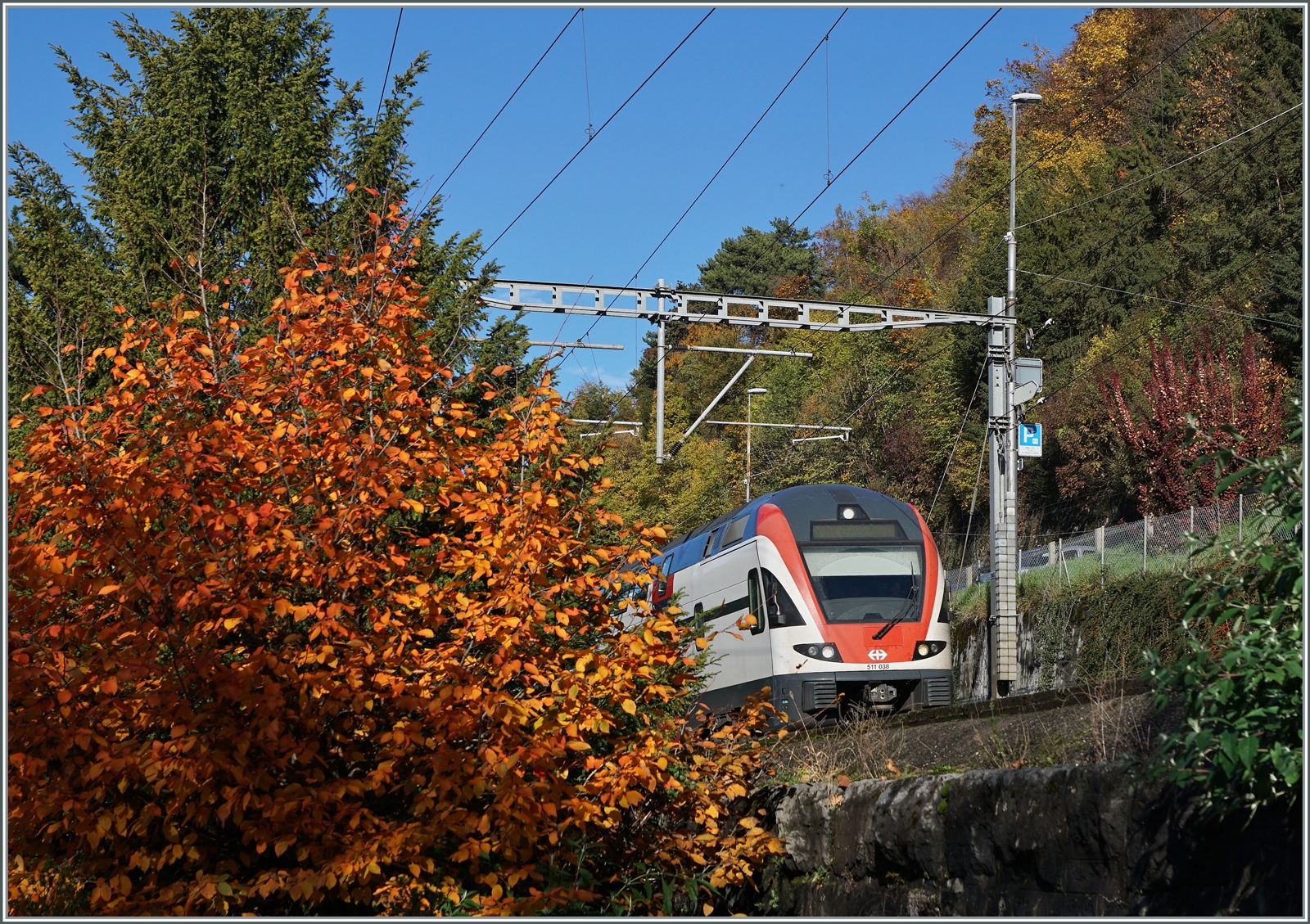 Der bunte Herbst verweisst den SBB KISS 511 038 bei Veytaux zur Nebenrolle...

16. Nov. 2022
