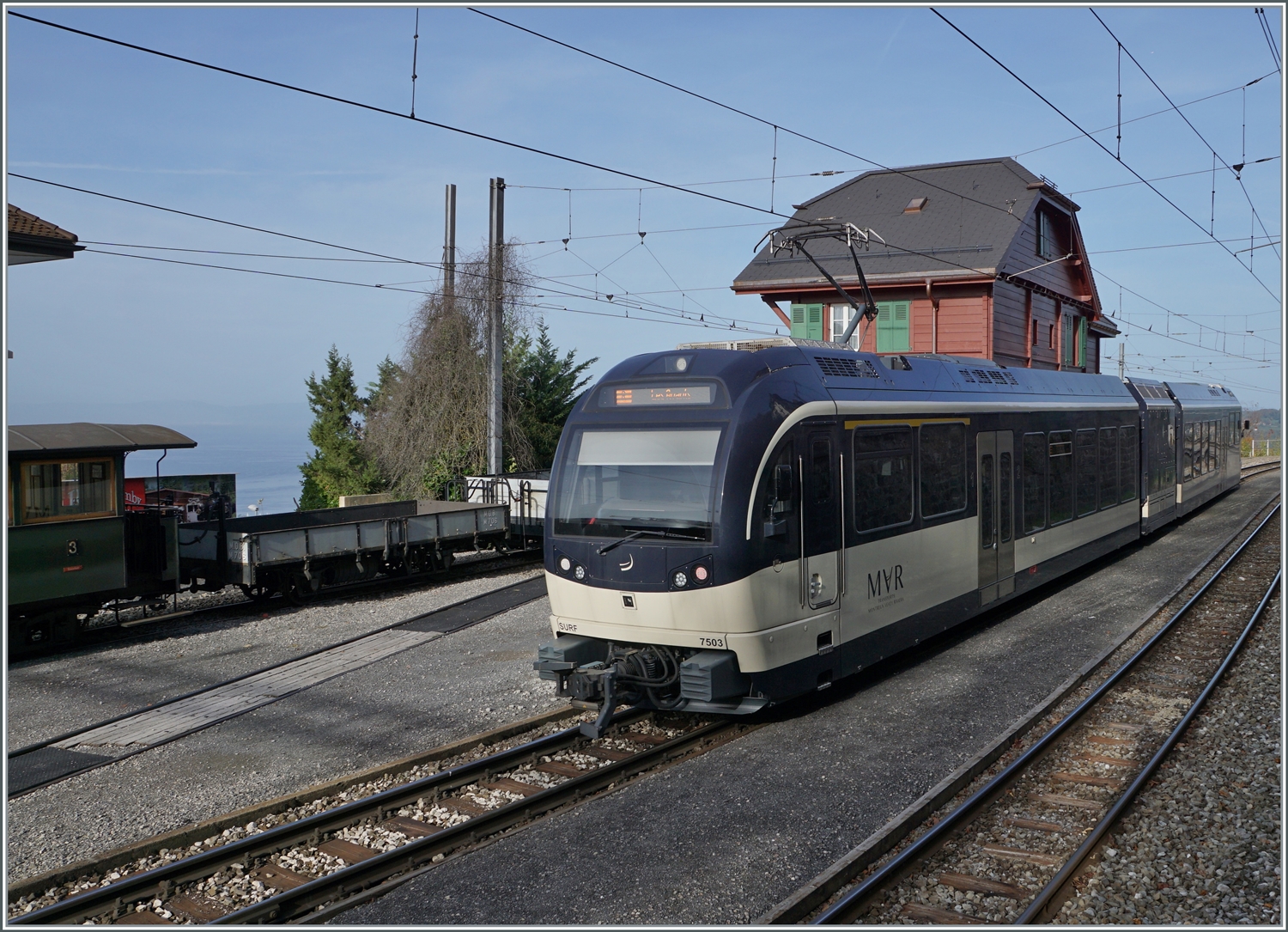 Der CEV MVR ABeh 2/6 7503  Blonay-Chamby  verlässt als Regionalzug Montreux - Les Avants den Bahnhof Chamby, wo des Empfgangsgebäude sehr schön renoviert wurde.

29. Okt. 2022