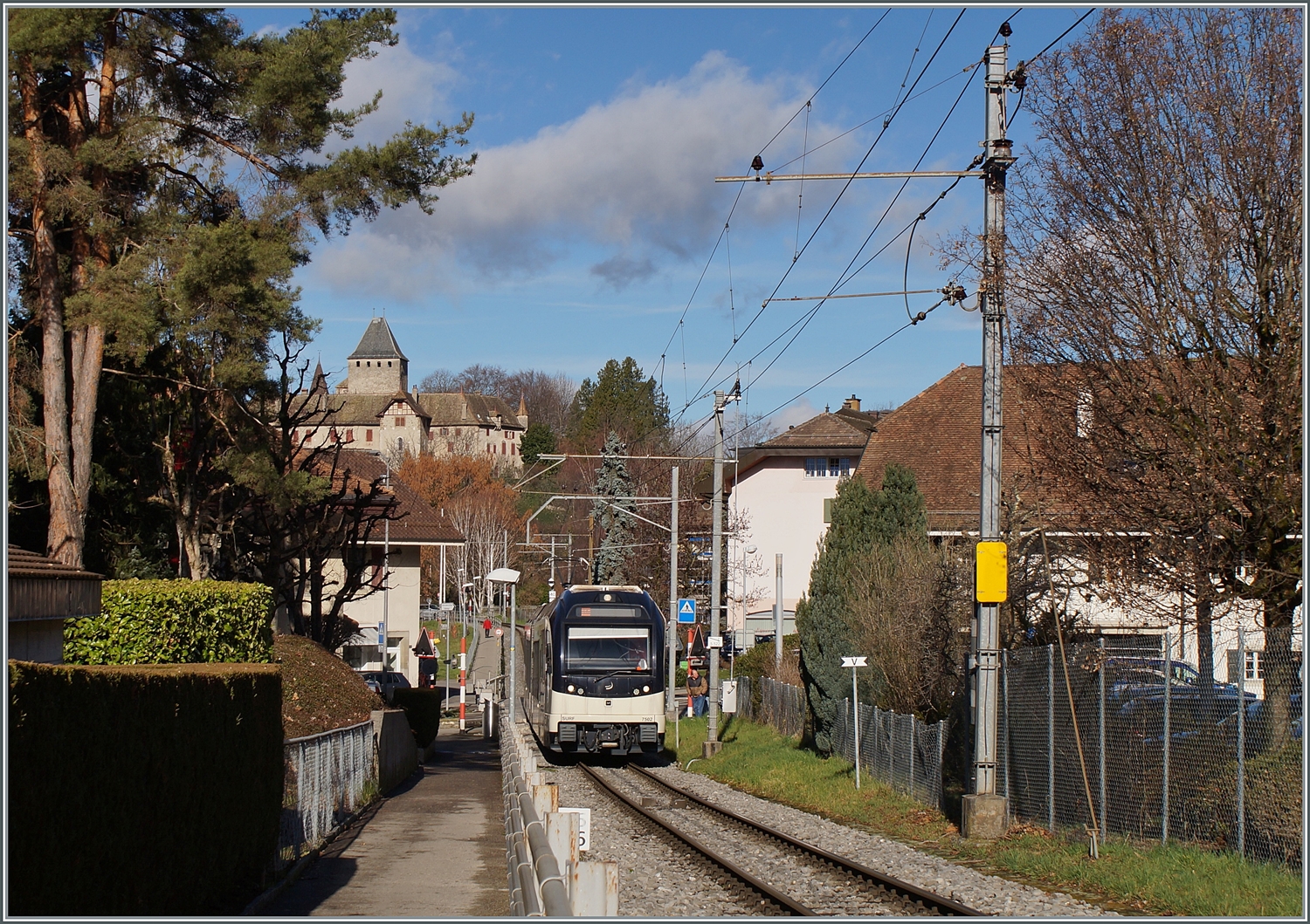 Der CEV MVR ABeh 2/6 7502 erreicht als Regio 34 in Kürze sein Ziel Blonay. Im Hintergrund das Schloss von Blonay.

23. Feb. 2024