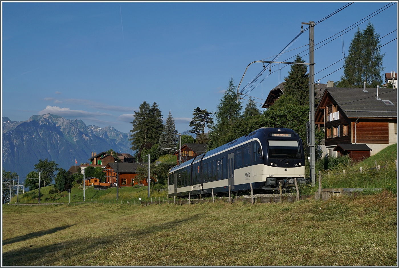 Der CEV MVR ABeh 2/6 7501 ist als R 34 2308 von Montreux nach Les Avants untewergs und erreicht in wenigen Augenblicken sein Ziel. Das Bild entstand kurz vor Les Avants. 

28. Juni 2024