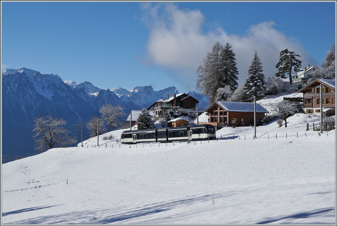 Der CEV MVR ABeh 2/6 7507 ist als Regionalzug R 34 von Montreux nach Les Avants unterwegs und konnte kurz vor der Ankunft in Les Avant fotografiert werden. 

3. Jan. 2025