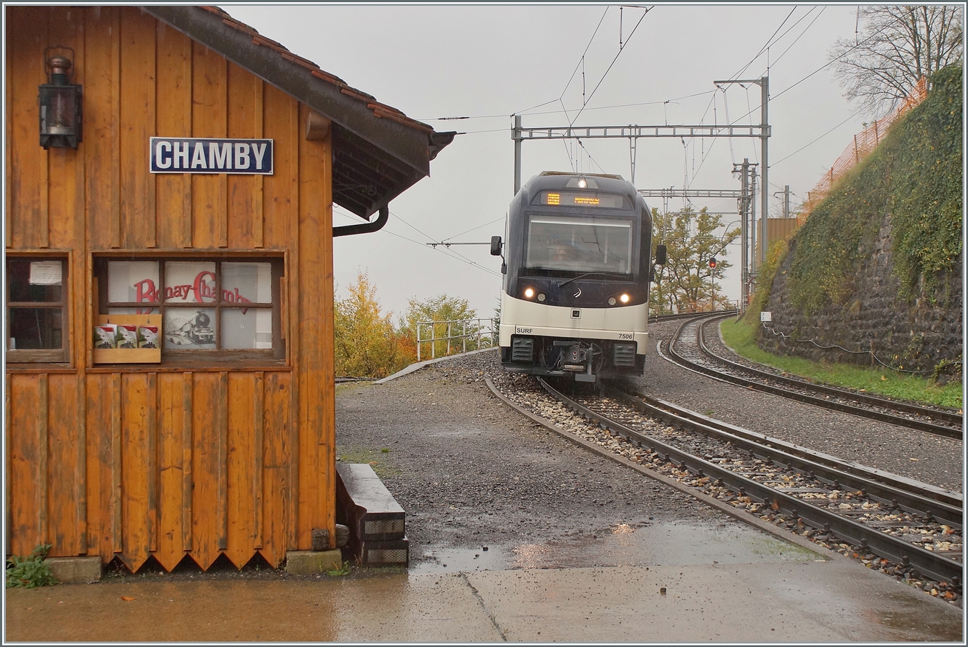 Der CEV MVR ABeh 2/6 7506 ist als Regionalzug R34 2311 vo Les Avants nach Montreux unterwegs und erreicht Chamby- 

25. Okt. 2025