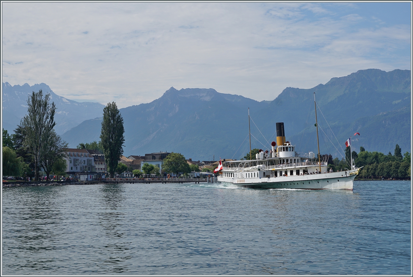 Der CGN Raddampfer  LA SUISSE  verlässt die Anlegestelle Villeneuve.

15. Juli 2024