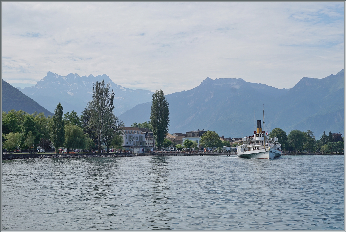 Der CGN Raddampfer  LA SUISSE  verlässt die Anlegestelle Villeneuve. 

15. Juli 2024