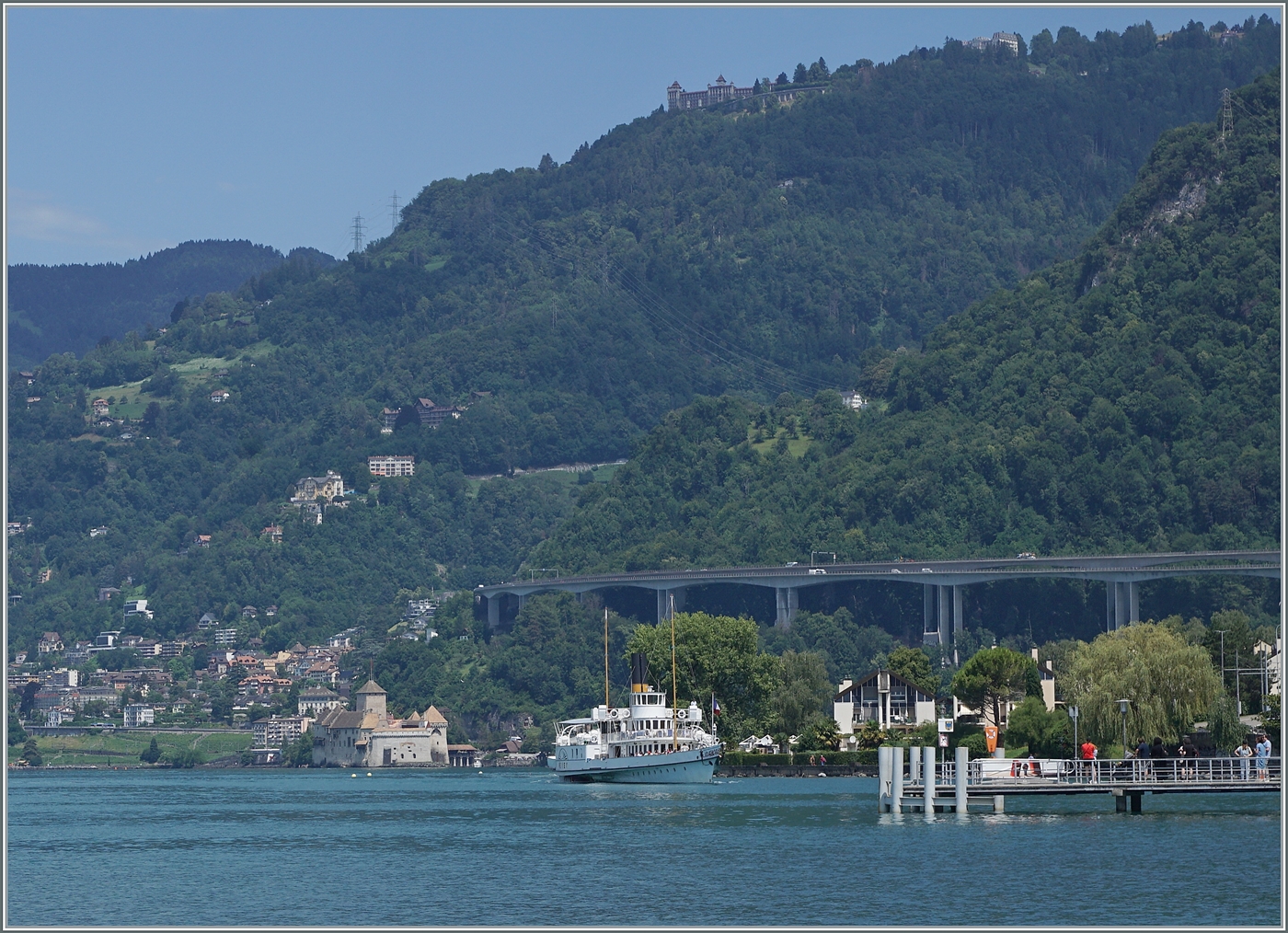 Der CGN Raddampfer  VEVEY  wird in einigen Minunten die Anlegestelle Villeneuve erreichen. 

15. Juli 2024