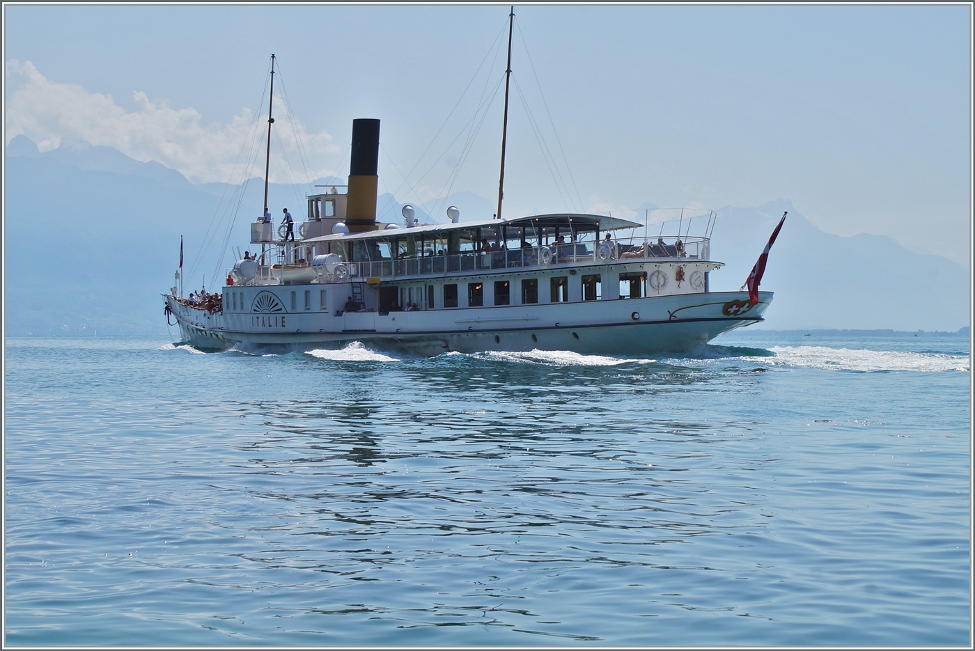 Der CGN Radschaufeldampfer ITALIE ist auf der Fahrt von Lausanne nach St-Gingolph (via Villeneuve) und nimmt nach dem Verlassen der Anlegestelle Rivaz St-Saphorin kurs auf Vevey.

16. Aug. 2024