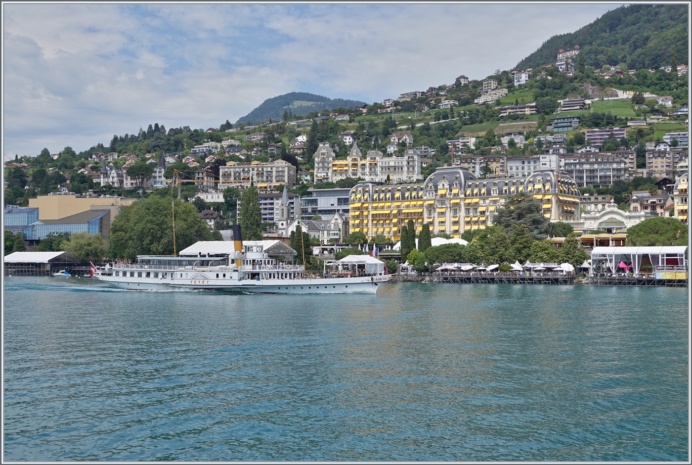 Der CGN Schaufelraddampfer  VEVEY  ist auf der Tour du Haut Lac und erreicht in Kürze den Schiffsteg von Montreux. 

15. Juli 2024