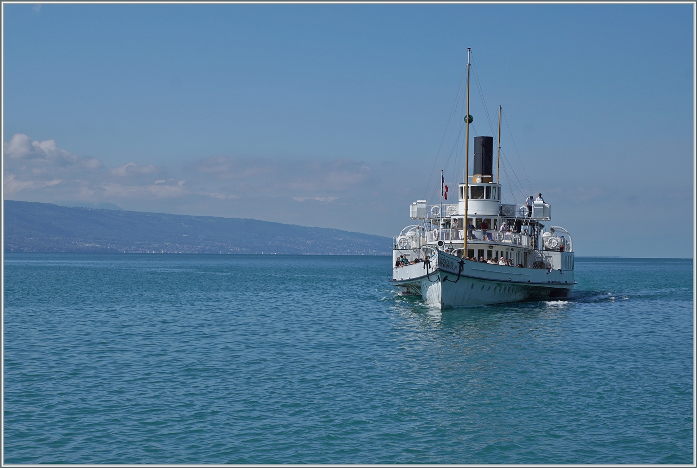 Der CGN Schaufelraddampfer VEVEY ist auf der Fahrt von Lausanne in Richtung St-Gingolph und steuert dabei die Anlegestelle RIVAZ ST SAPHORIN an.

19. Aug. 2024
