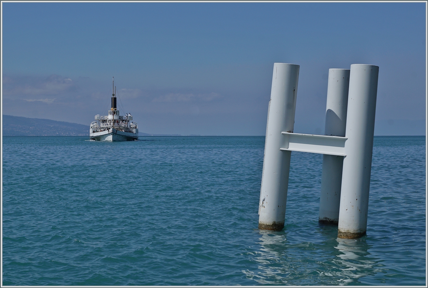 Der CGN Schaufelraddampfer VEVEY ist auf der Fahrt von Lausanne in Richutng St-Gingolph und steuert dabei die Anlegestelle RIVAZ ST SAPHORIN an. 

19. Aug. 2024