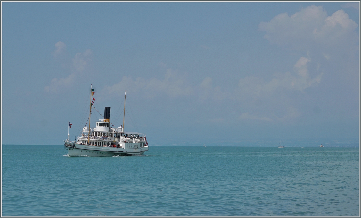 Der CGN Schaufelraddampfer VEVEY erreicht wenigen Minuten den Anleger Vevey Marché. 

1. August 2024