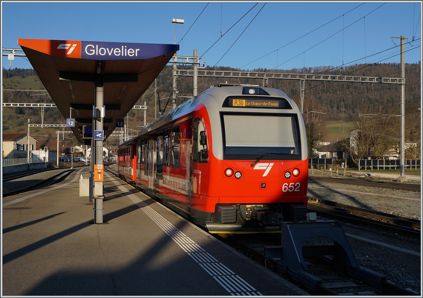 Der CJ Be 4/4 652 wartet mit dem ABt 712 in Glovelier als R36 auf die Abfahrt nach La Chaux de Fonds. Nun sollen im Laufe des Jahres die relativ neuen Triebwagen zur MOB gelangen, da sie mit den  Alpina  Triebwagen ziemlich baugleich sind und bei der MOB die  Lenker-Pendel  ersetzen. Anfänglich wollte die CJ ihre GTW verkaufen, was aber nicht gelang und muss sich nun von den Be 4/4 trennen.

13. Januar 2025