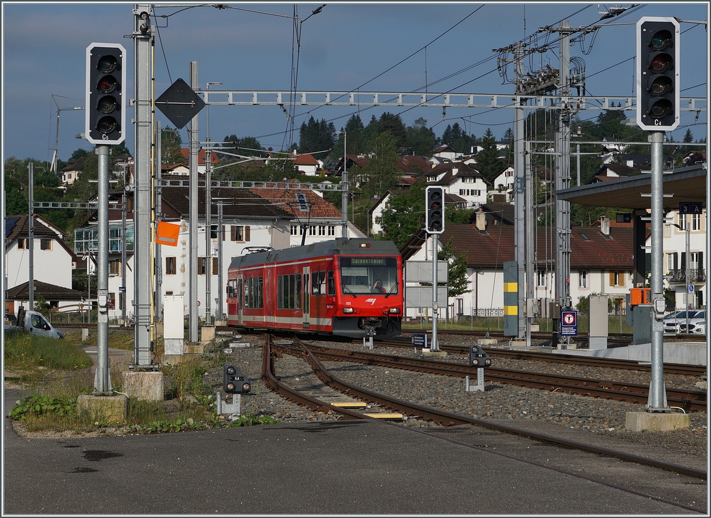Der CJ GTW ABe 2/6 632 erreicht als Regionalzug R 36von La Chaux-de-Fonds nach Saignelégier  den vor wenigen Jahren umgestalteten Bahnhof von Le Noirmont.

26. Juni 2024