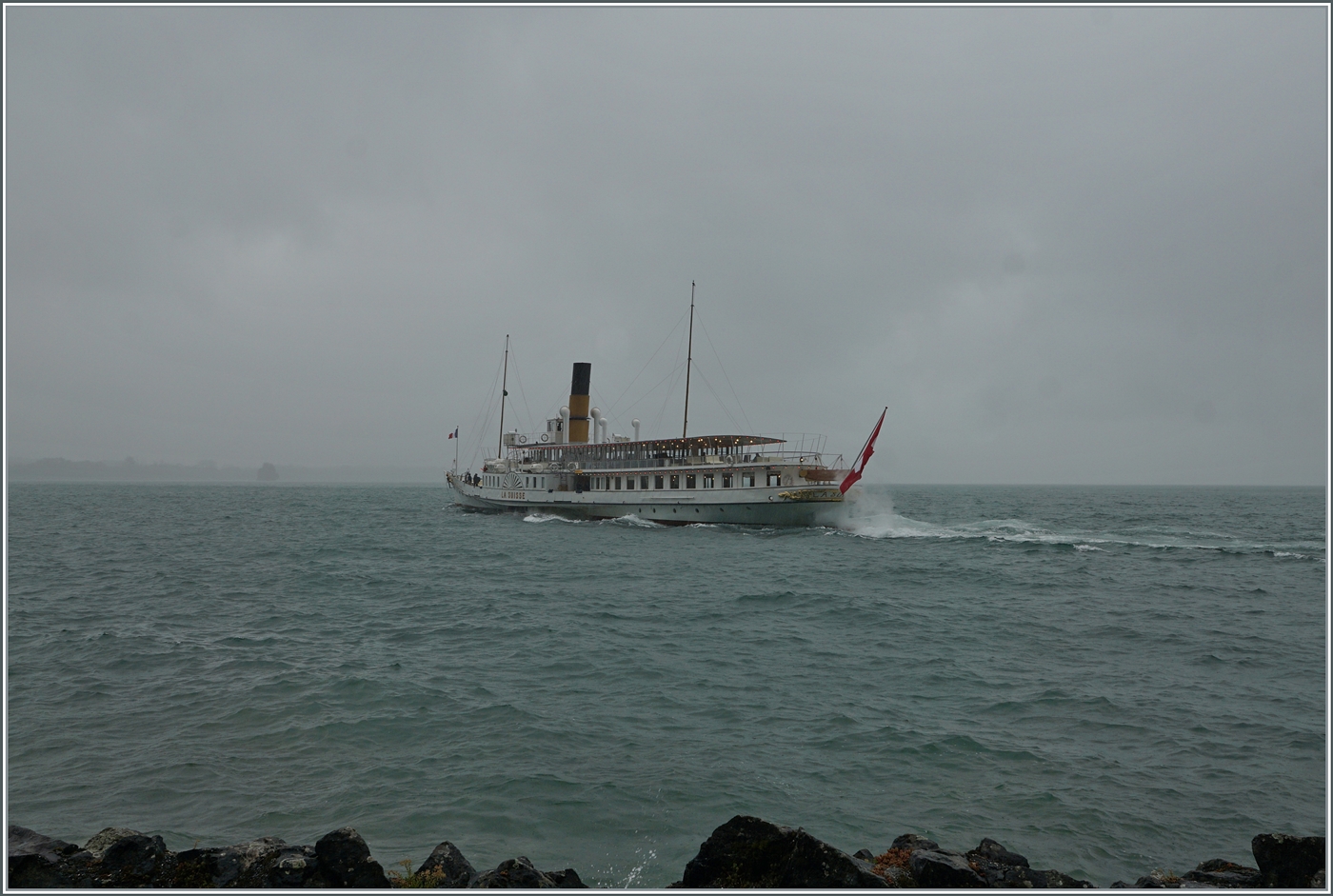 Der CNG Schaufelraddampfer LA SUISE hat die Anlegestelle Château de Chillon verlassen udn dampft nun Villeneuve entgegen. 

22. Juni 2024