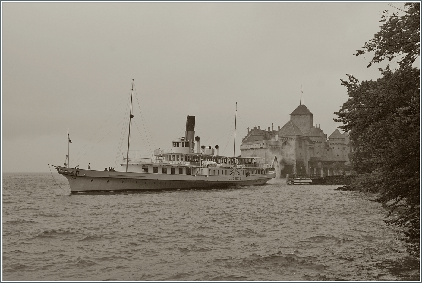 Der CNG Schaufelraddampfer LA SUISE hat die Anlegestelle Château de Chillon verlassen udn dampft nun Villeneuve entgegen. 

22. Juni 2024