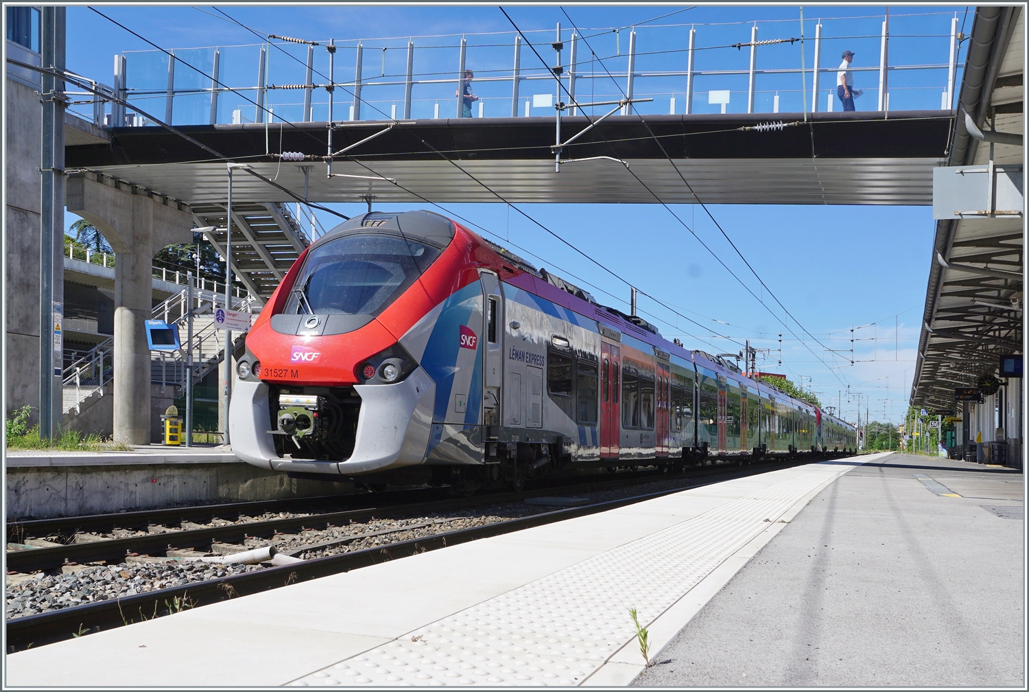 Der Coradia Polyvalent régional tricourant Z 31 527 ist als LEX SL 1 von Coppet am Ziel seiner Reise in Thonos-les-Bains angekommen.

12.Juli 2022