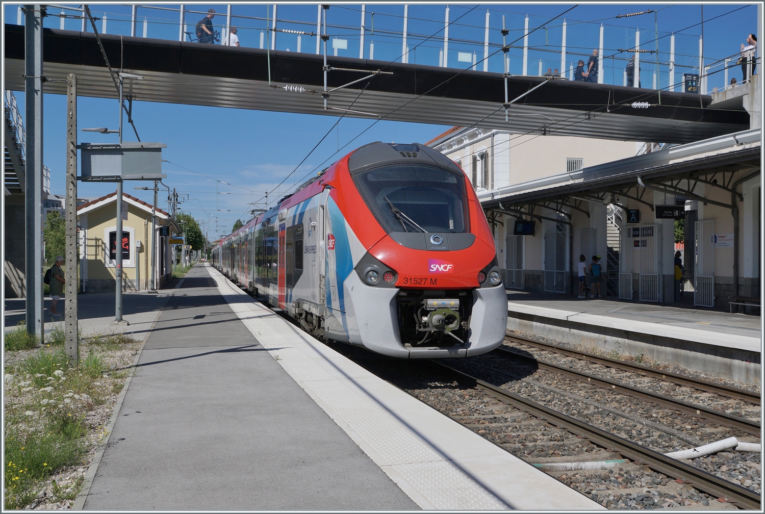 Der Coradia Polyvalent régional tricourant Z 31 527 ist als LEX SL 1 von Coppet am Ziel seiner Reise in Thonos-les-Bains angekommen. 

12.Juli 2022 