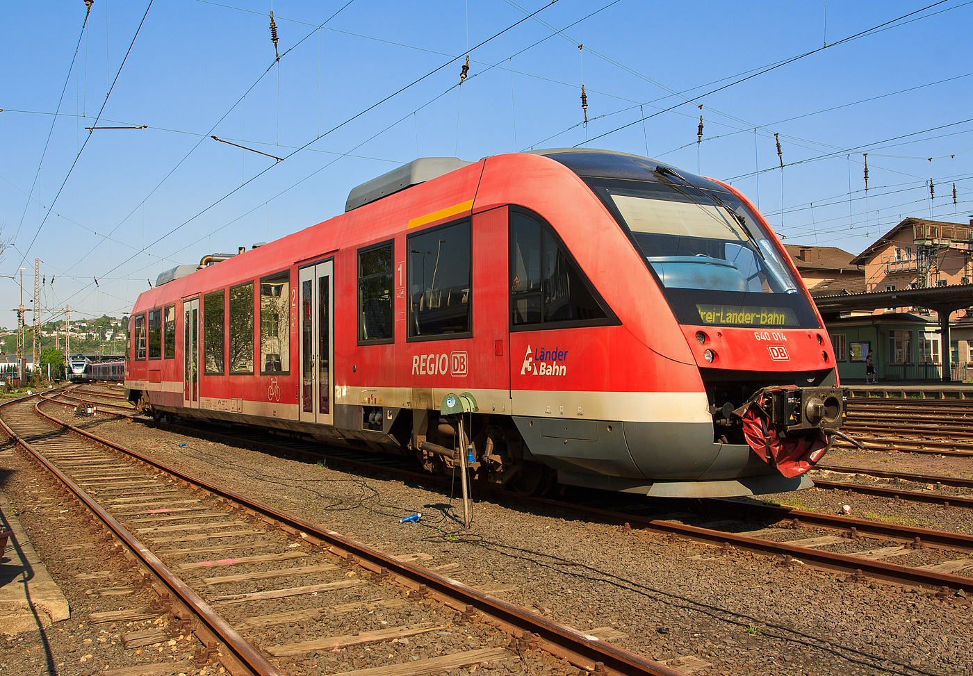 Der Dieseltriebwagen 640 014 (95 80 0640 014-6 D-DB ABp) ein Alstom Coradia LINT 27 der 3-Länder-Bahn (DB Regio NRW) ist am 23.04.2011 beim Hbf Siegen abgestellt. Die Aufnahme entstand aus dem SEM Siegen heraus.

Der LINT (Leichter Innovativer Nahverkehrstriebwagen) war eine Entwicklung von Linke-Hofmann-Busch (LHB) in Salzgitter. Diese wurde 1994/1995 vom französischen GEC-Alstom-Konzern übernommen, wo der LINT innerhalb der CORADIA-Familie vermarktet wird, wobei sie immer noch in Salzgitter gebaut werden.

Dieser einteilige VT wird von einem MTU 6R183TD13H Dieselmotor mit 315 kW (428 PS) Leistung über Kardanwelle und Achsgetriebe angetrieben.

Übrigens die Typenbezeichnung 27 stammt von der gerundeten Länge von 27,21 m.

Weitere Technische Daten:
Achsfolge: B’2’
Eigengewicht: 41 t
Länge über Kupplung: 27.210 mm
Höchstgeschwindigkeit: 120 km/h.
