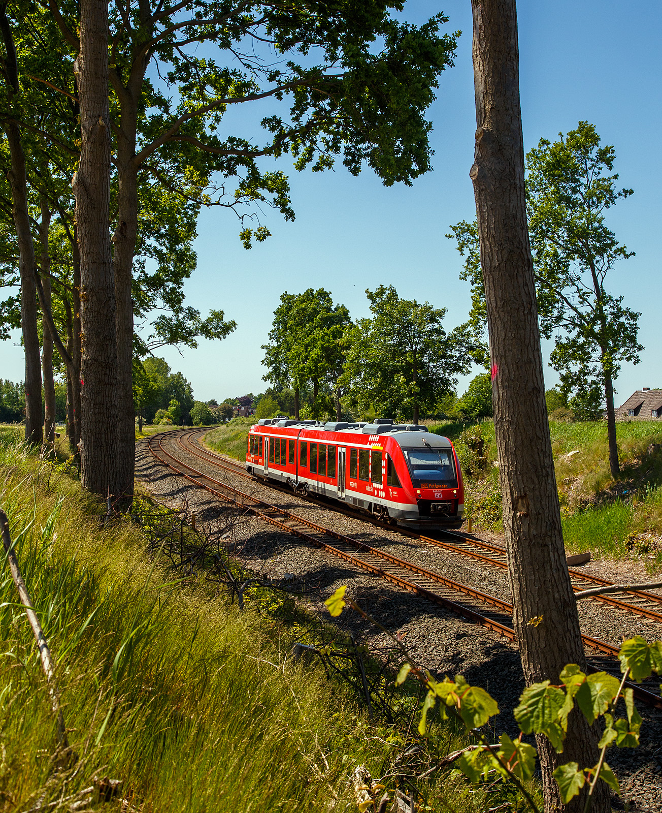 Der Dieseltriebzug 648 957 / 648 457 (95 80 0648 957-8 D-DB / 95 80 0648 457-9 D-DB) ein Alstom Coradia LINT 41 der DB Regio, als RB 85 (Lübeck - Sierksdorf - Oldenburg in Holstein - Puttgarden), fährt am 12.06.2015 von Großenbrode weiter in Richtung Fehmarnsundbrücke.