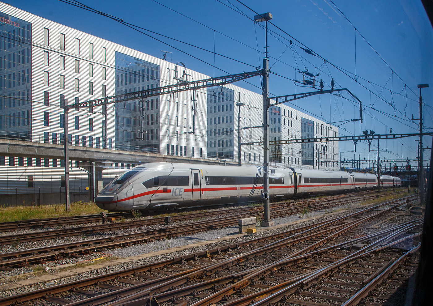 Der dreizehnteiligen DB ICE 4 Tz 9490 (der Baureihe 412.4) erreicht am 07 September 2023 bald den Bahnhof Basel SBB (hier bei Peter Merian), es war an dem Tag einer der wenigen ICE die zum Bahnhof SBB gelassen wurden.

Die Schweizerische Bundesbahnen (SBB) machen ernst, Fernzge aus Deutschland (der DB AG), die grere Versptungen haben, werden nicht mehr aufs Schweizer Netz (SBB Netz) gelassen.

So konnten wir es auch an dem Tag erleben, unser ICE von Frankfurt a. M. hatte ca. 40 Minuten Versptung, so endete die Fahrt in Basel Badischer Bahnhof (Basel Bad). Dieser ist zwar schon auf Schweizer Staatsgebiet, aber Eigentum der Bundesrepublik Deutschland, und ist so die Trennstelle zwischen den Netzen der DB AG und den SBB. So mussten wir dann mit der Tram (oder Bus) zum Bahnhof Basel SBB fahren, eine S-Bahn gibt es auch aber der Takt passte nicht. So sind wir schon auf der Weiterfahrt in Richtung Biel, wo dieser ICE herein kommt.
