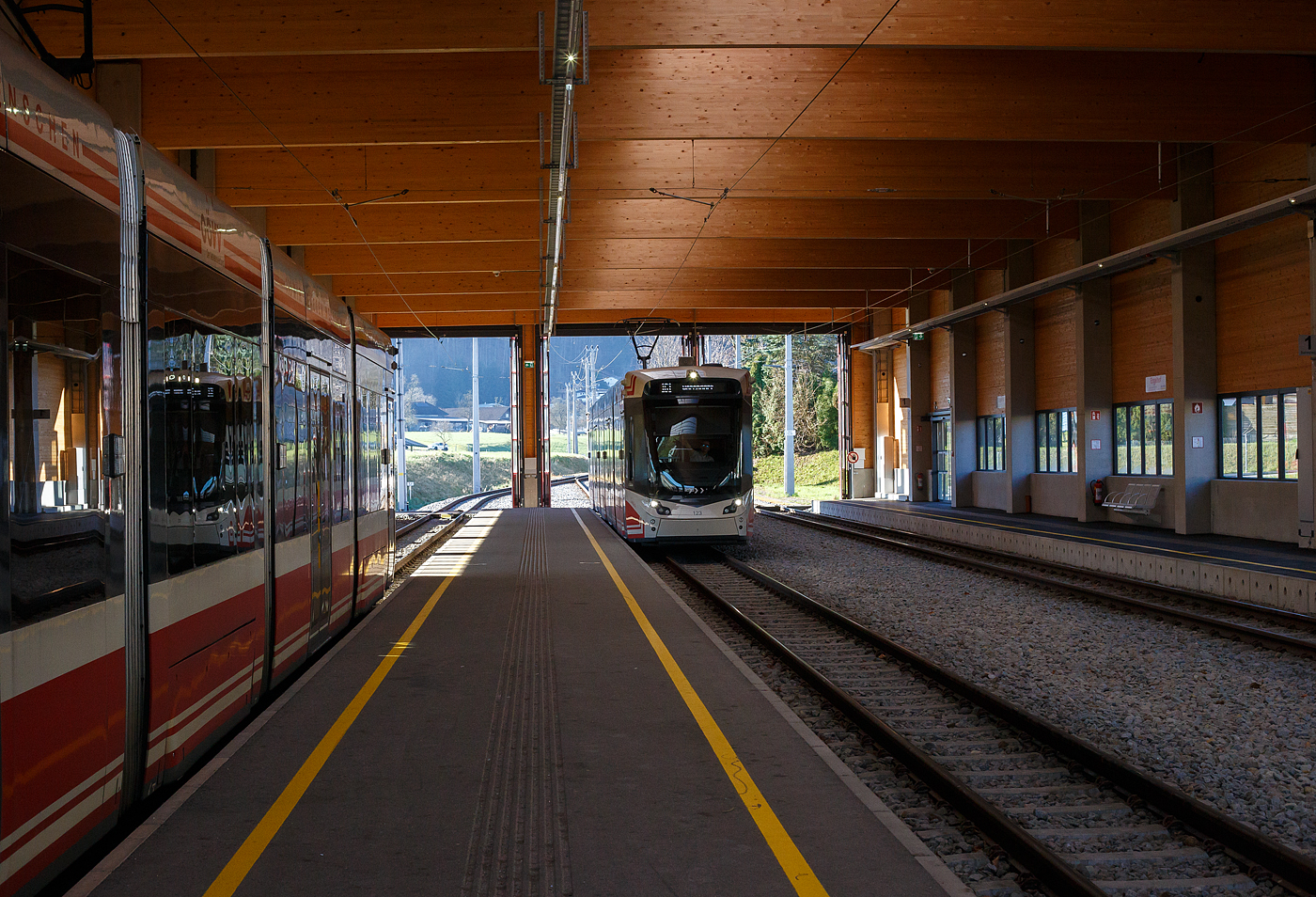 Der ET 123 „Laudach“, ein fünfteiliger STADLER Meterspur-Zweirichtungs-Multigelenk-Stadtbahnwagen in Niederflur-Bauweise vom Typ Tramlink V3 der neuesten Generation (Tramlink 2.0) der Stern & Hafferl Verkehrsgesellschaft m.b.H., erreicht am 04 April 2025, als Linie 161 „Traunseetram“ vom Bahnhof Gmunden nach Vorchdorf-Eggenberg, den ältesten noch in Funktion stehende Bahnhof Kontinentaleuropas, den Bahnhof Engelhof.

Der ET 123 wurde 2016 von Stadler Rail Valencia (zuvor Vossloh España) gebaut und geliefert.
