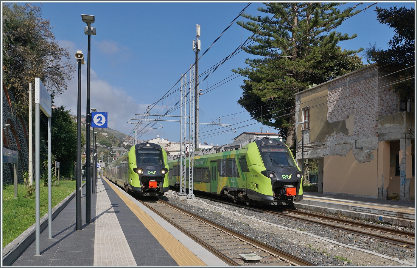 Der FS Trenitalia Coradia Stream Pop ETR 104 278, rechts im Bild, unterwegs als Regionalzug 12978 von Catania nach Messina hat Letojanni erreicht, während der FS Trenitalia ETR 104 278 als RE 5395 auf der Fahrt von Messina nach Siracusa ohne Halt durch den Bahnhof fährt. Beide Triebzüge zeigen sich in den neuen FS Trenitalia Regionalzugfarben.

11. März 2026