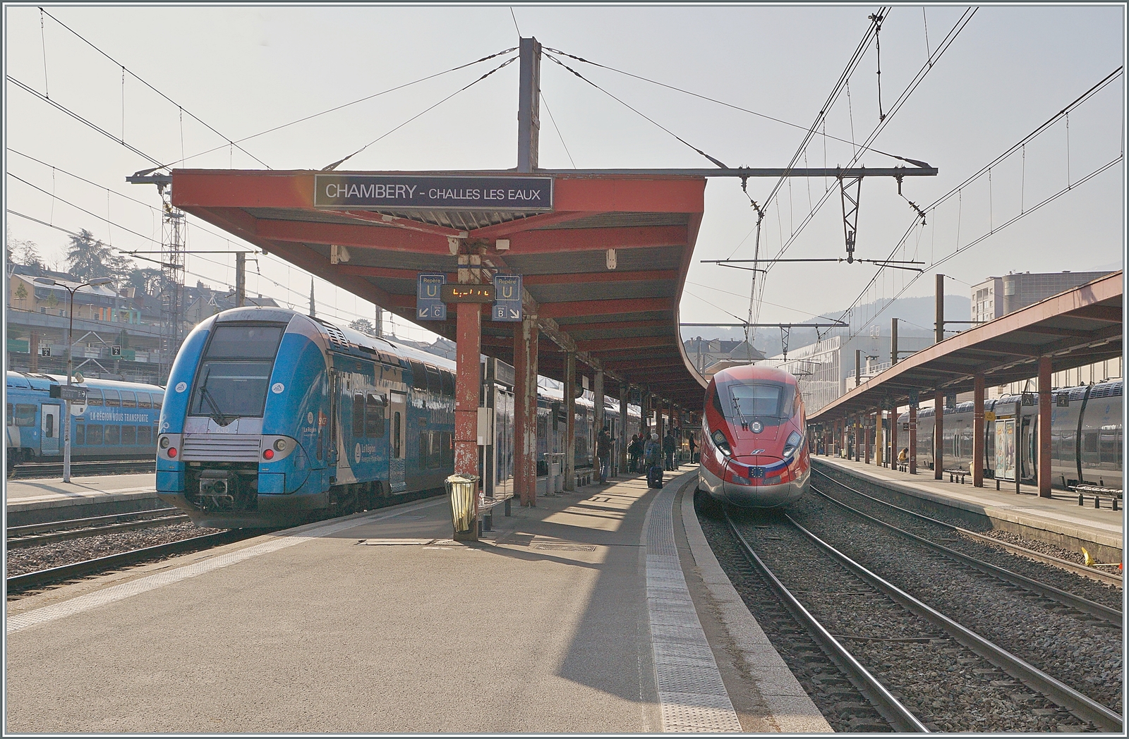 Der FS Trenitalia ETR 400 050 ist auf dem langen Weg von Milano Centrale nach Paris Gare de Lyon als FR 9292 unterwegs und verlässt nach einem kurzen Halt den Bahnhof von Chambéry-Challes-les-Eaux. Neben der Tatsache, dass der FS ETR 400 für mich zu einem der schönsten (modernen) Züge gehört, trägt auch die schwere SNCF 1500 Volt Gleichstrom Fahrleitung auf interessante Weise zu diesem Bild bei.
Daneben steht ein TER in dne neune Fraben von  RegionAlps - Auverne . 

22. März 2022 