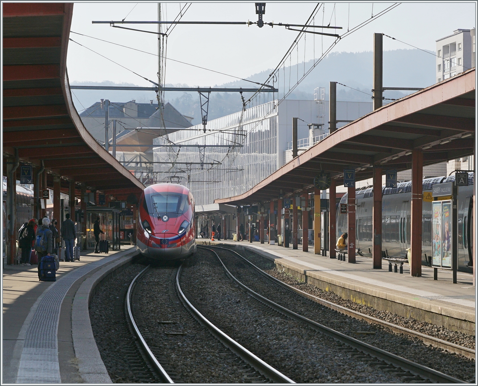 Der FS Trenitalia ETR 400 050 ist auf dem langen Weg von Milano Centrale nach Paris Gare de Lyon als FR 9292 unterwegs und erreicht den Bahnhof von Chambéry-Challes-les-Eaux. Neben der Tatsache, dass der FS ETR 400 für mich zu einem der schönsten (modernen) Züge gehört, trägt auch die schwere SNCF 1500 Volt Gleichstrom Fahrleitung auf interessante Weise zu diesem Bild bei.

22. März 2022 