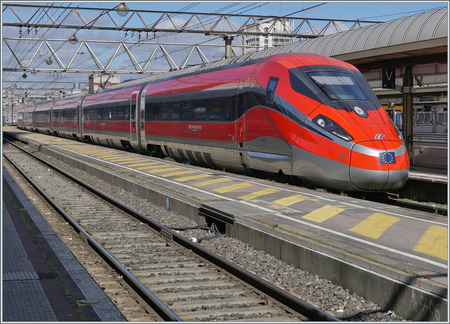 Der FS Trenitalia ETR 400 031 ist als FR 6654 von Lyon Perrache (ab 13.11) nach Paris Gare de Lyon (an 15:30) unterwegs und nun in Lyon Part Dieu nach einem kleineren Aufenthalt abfahrtbereit. 

Zur Zeit betreibt FS Trenitalia fünf Zugspaare Paris - Lyon wovon eines zeitweise bis Chambéry Chales-des-Eaux verlängert wird. 

13. März 2024