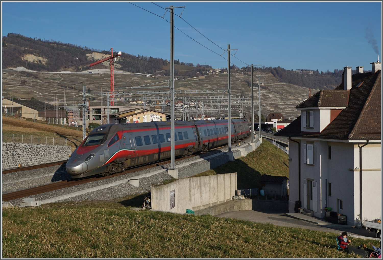 Der FS Trenitalia ETR 610 008 ist als EC 34 von Milano nach Genève unterwegs und dabei auf der Durchfahrt in Cully.

20. Februar 2023