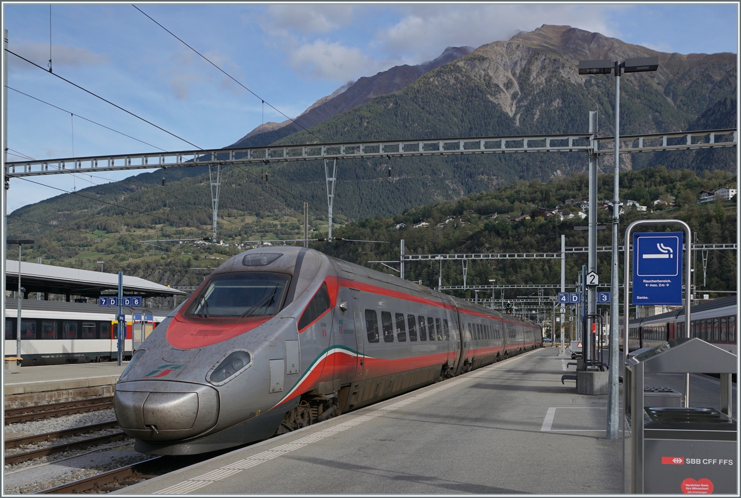 Der FS Trenitalia ETR 610 008 verlässt als EC 39 Brig in Richtung Milano.

19. Sept. 2023