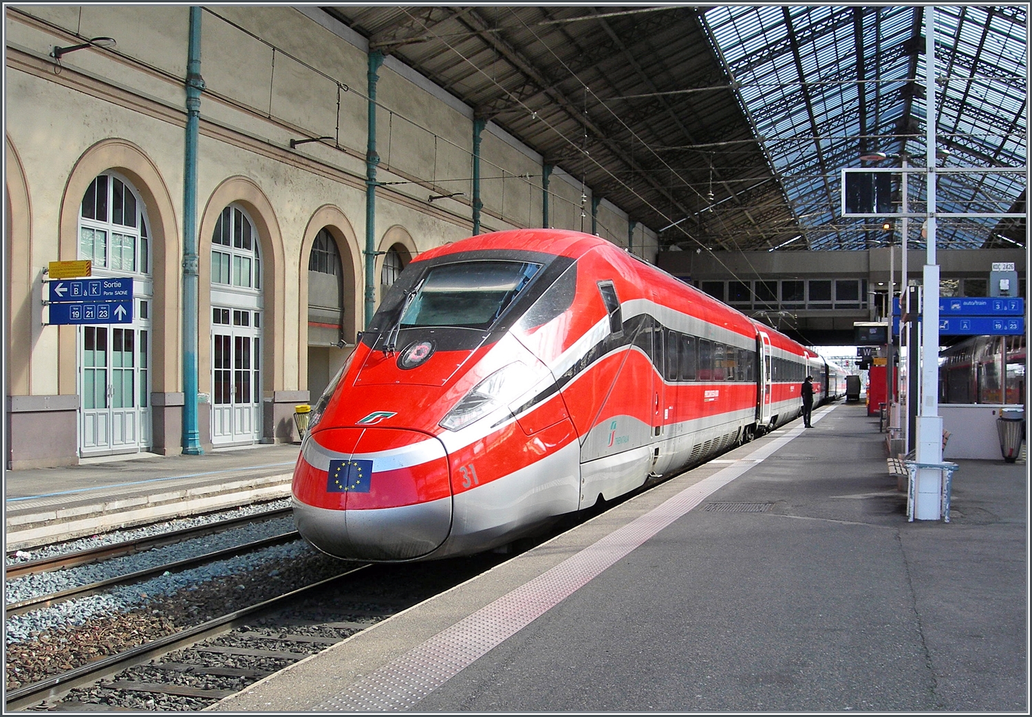 Der FS Trenitalia Freccia Rossa ETR 400 031 ist als FR 6647 von Paris Gare de Lyon nach Lyon Perrache unterwegs; das Bild zeigt den formschönen Zug nach der Ankunft im Zielbahnhof. 

13. März 2024