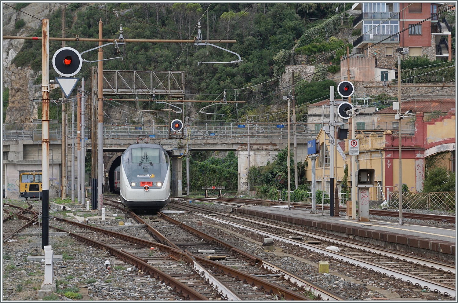 Der FS Trenitalia IC 631 auf der Fahrt von Ventimiglia nach Milano verlässt  die einspurige, 1136 Meter lange  Galleria Caprazoppa  und erreicht seinen nächsten Halt Finale Ligure. Fotostandpunkt: Bahnsteigende) 

16. September 2023