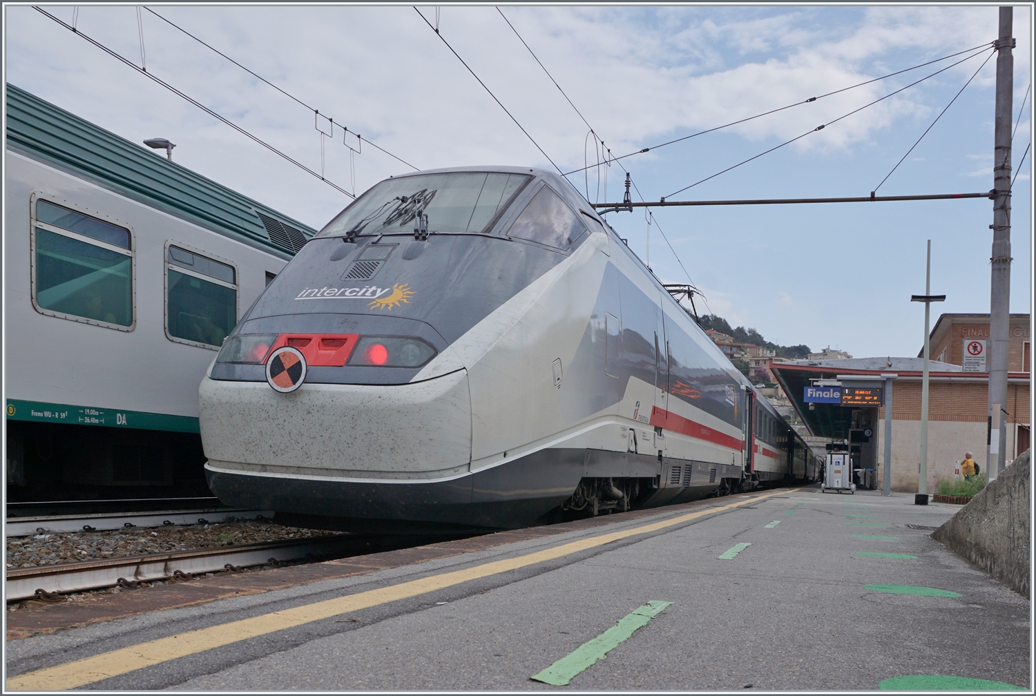 Der FS Trenitalia IC 631 auf der Fahrt von Ventimiglia nach Milano verlässt nach einem kurzen Halt den Bahnhof von Finale Ligure.

16. September 2023