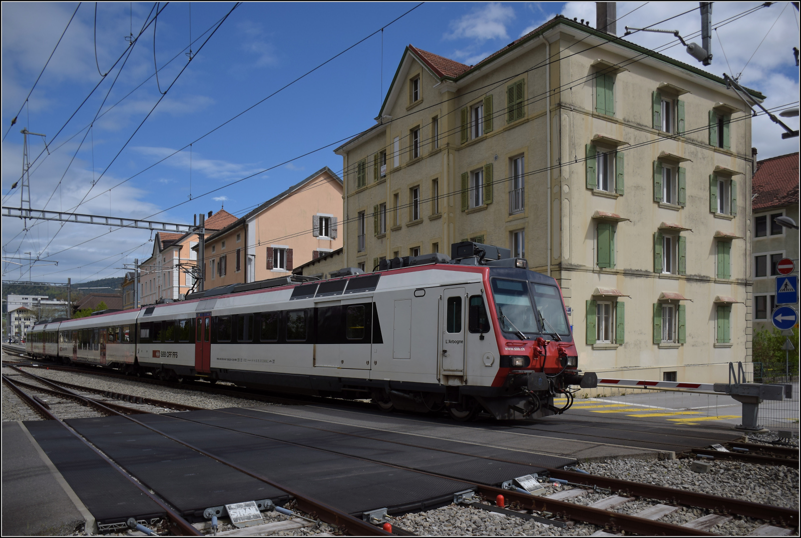 Der Funkelnde.

RBDe 560 281 'L'Arbogne' fährt nach Buttes aus. Eigentlich entspanne ich die Bilder gerne mit einem Hauch Sturz. Die Architektur der Gegend drängt einem geradezu die strikte Auslegung der Geometrie im Sinne des Klassizismus auf. Drum soll auch das Bild so streng ausgerichtet sein. Fleurier, Mai 2024.