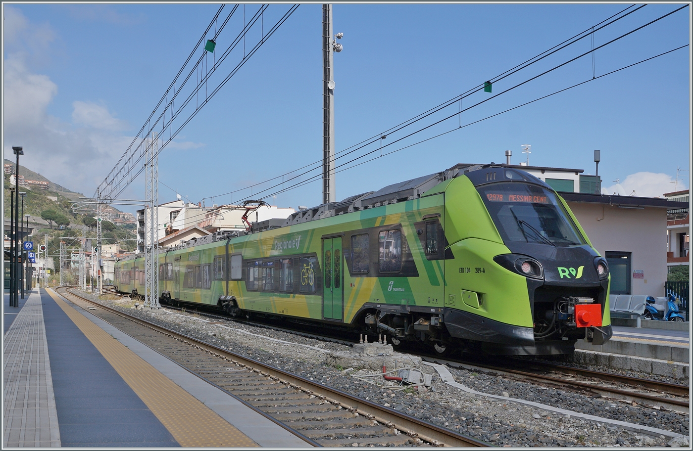 Der Gegenzug ist durchgefahren und der FS Trenitalia Coradia Stream Pop ETR 104 278, unterwegs als Regionalzug 12978 von Catania nach Messina kann in Letojanni seine Fahrt Richtung Norden fortsetzen. 

11. M�rz 2026
