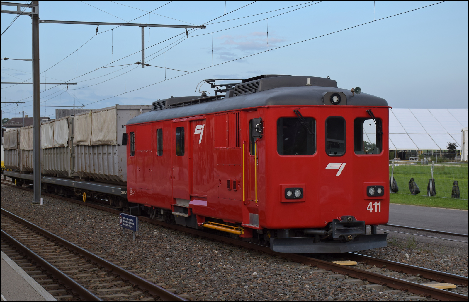 Der Gep�cktriebwagen De 4/4 II 411 aus dem Jahr 1953 wurde 1986 einer umfassenden Modernisierung unterzogen. Deswegen darf der antik anmutende Triebwagen auch heute noch Leistungen f�r die CJ erbringen. Hier in Le Noirmont mit einem M�llzug f�r den Einsatz am n�chtsen Werktag vorgbereitet. August 2024.