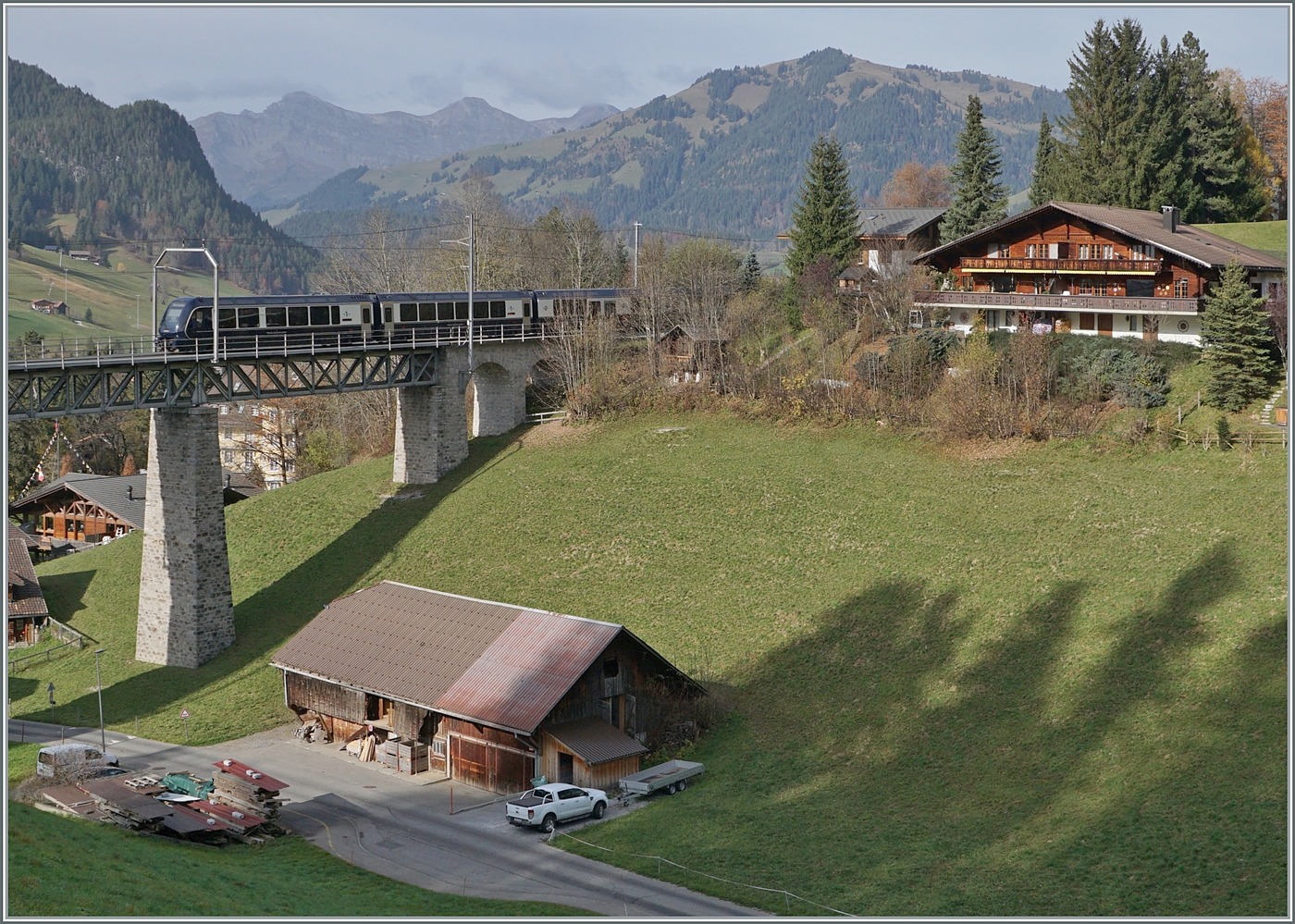 Der GoldenPass Express GEX ist bei Gstaad auf dem Weg von Interlaken Ost nach Montbovon (-> SEV Montreux) und erreicht die Grubenbachbrücke. 

6. Nov. 2024

 