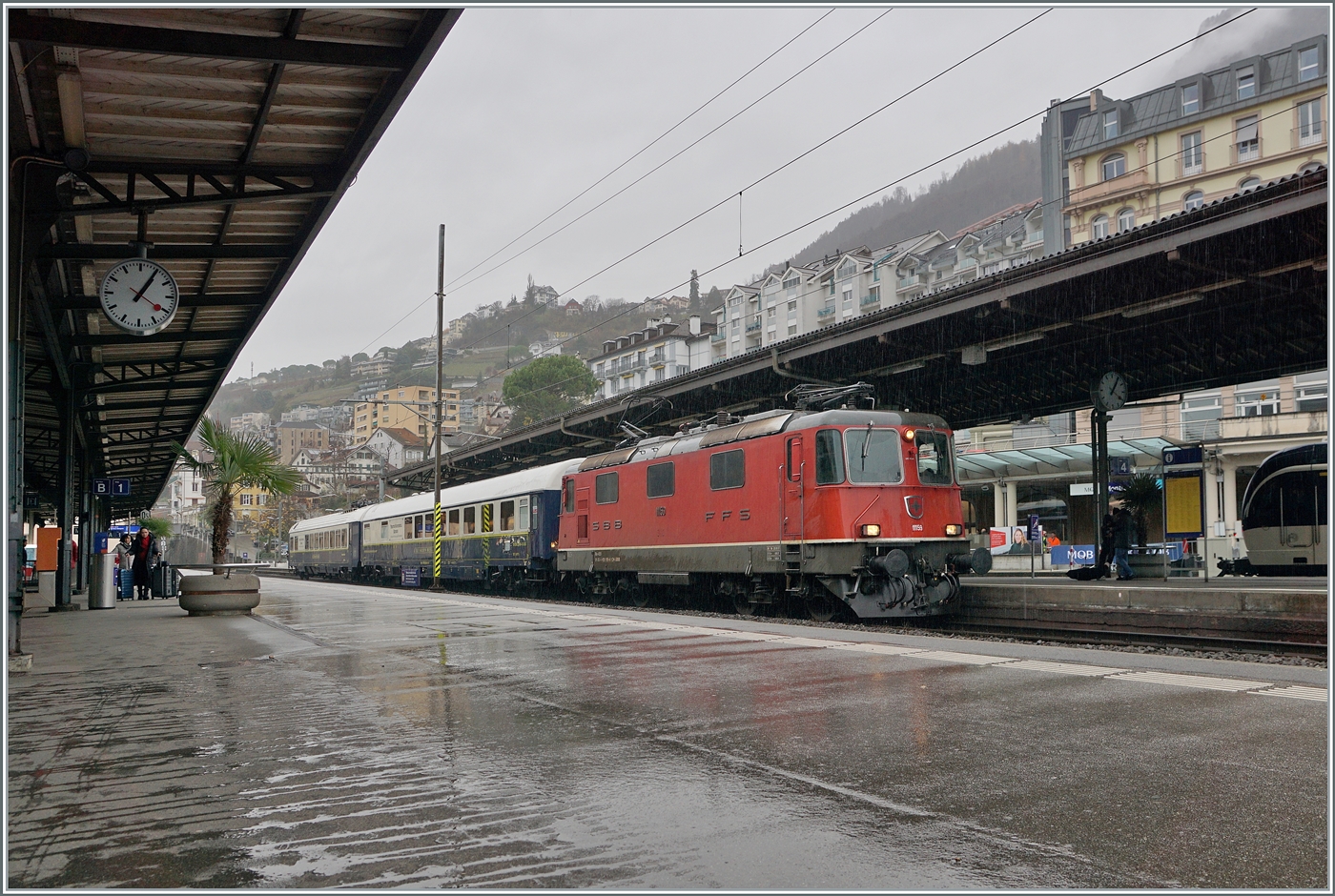 Der Grund der Fahrt nach Montreux an diesem doch sichtlich strak verregneten Tag: Der ZRT-Extrazug Frauenfeld - Montreux / Aigle. Erst wollte ich den Zug auf der  Train des Vigens Strecken fotografieren, die immer wieder konsultierende Wetterprognose riet mir aber dann doch den Plan B umzusetzen; dies war auch gut so, denn das Licht hätte im Lavaux wohl kaum gereicht und eine verregnete Landschaft hätte wohl auch kaum ein attraktives Bild geboten. Spannend war, mit welcher Lok der Zug kommt, denn auf den letzten paar Kilometer (Chexbres - Villeneuve) ist die ETCS Zugsicherung verbaut - Das Bild zeigt den Zug bei der Ankunft in Montreux. Alternativ zum Weihnachtmarkt von Montreux, konnten die Reisenden bis Aigle weiterfahren und dort einen gemütlichen Nachmittag verbringen. Der Zug bestand aus der SBB Re 4/4 II 11159, dem  Le Salon Bleu  Halb-Speisewagen ARmz 61 85 88-90 200-6 CH-IRSI und dem  Le Diamant Bar  Speisewagen WRm 61 85 88-94 003-0 CH IRSI.

7. Dezember 2024