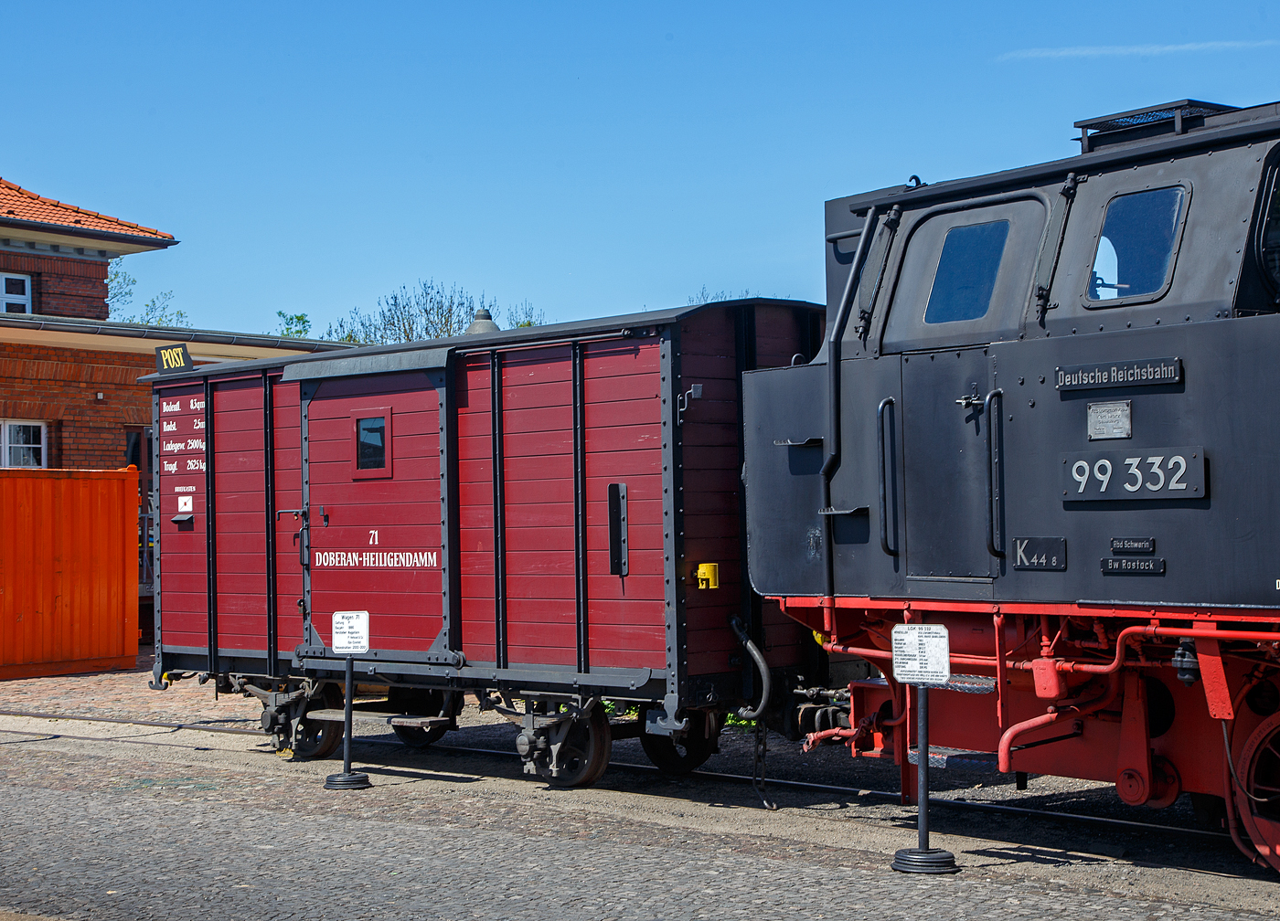 Der historische zweiachsige Postwagen 71 der damaligen DHE - Doberan-Heiligendammer-Eisenbahn (Vorgänger MBB - Mecklenburgischen Bäderbahn Molli), ex DR 98-84-01 ab-/ausgestellt im Bahnhof Ostseebad Kühlungsborn-West (bis 1938 Ostseebad Arendsee), hier am 15.05.2022. Der Wagen ist Eigentum und Leihgabe vom VTM.

Der Post-/ Packwagen wurde 1886 von der Waggonfabrik P. Herbrand & Cie. in Köln-Ehrenfeld gebaut und an die damalige Doberan-Heiligendammer-Eisenbahn (DHE) geliefert. Eine Rekonstruktion erfolgte 2000 – 2001 durch den Verein zur Traditionspflege des Molli e. V..

Die DHE wurde im März 1890 verstaatlichte und in die Großherzoglich Mecklenburgische Friedrich-Franz-Eisenbahn eingliedert. Ab dem 1. April 1920 gehörte sie zur Deutschen Reichsbahn. So kam der Molli nach der deutschen Wiedervereinigung zur DB AG. Zum 01.10.1995 wurde die Mecklenburgische Bäderbahn Molli GmbH gegründet und übernahm fortan die 15,4 km lange Strecke zwischen Kühlungsborn und Bad Doberan von der Deutschen Bahn AG.

TECHNISCH DATEN des Wagens:
Spurweite: 900 mm
Gattung: P
Anzahl der Achsen: 2
Drehzapfenabstand: 2.500 mm
Ladefläche: 8,3 m²
Tragfähigkeit: 2.625 kg
