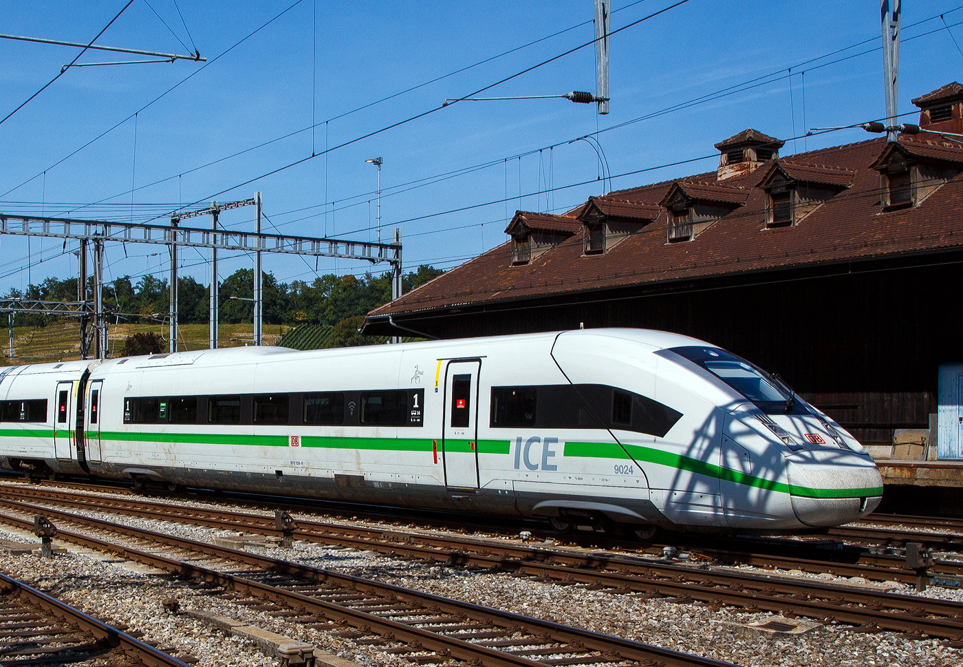 Der ICE 4 Steuerwagen der ersten Wagenklasse (DB 812 Apmzf)  93 80 0812 024-9 D-DB des Tz 9024, der DB Fernverkehr AG am 08 September 2021bei der Einfahrt in den Bahnhof Spiez. 

Der Wagen ist als Wagen 14 mit den Sitzplatzen 11 bis 106 in den Tz – Triebzug eingestellt.

TECHNISCHE DATEN:
Spurweite: 1.435 mm
Achsfolge: 2’2’
Lnge ber Puffer: 29.106 mm
Drehzapfenabstand: 18.500 mm
Achsabstand im Laufdrehgestell: 2.300 mm
Drehgestelltyp: Bombardier Flexx Eco 5101
Laufraddurchmesser:  825/750 mm (neu/abgenutzt)
Leergewicht: 54,5 t
Sitzpltze: 50
Anzahl der WC: 2

Die Triebzge haben keine Triebkpfe wie die ersten beiden ICE-Baureihen, sondern besitzen mehrere eigenstndige angetriebene Wagen (sogenannte „Powercars“), die ber die Zuglnge verteilt sind. Dabei hat ein 12-teiliger Zug sechs angetriebene Wagen („Powercars“). Diese verfgen jeweils ber von anderen Wagen unabhngige Motoren, die unterhalb des Wagenkastens angeordnet sind. Weil damit auch in den Endwagen Raum fr Fahrgste ist, knnen im ICE 4 besonders viele Sitzpltze angeboten werden, es sind 830 im ICE 4. Die um rund zwei Meter lngeren Einzelwagen machen den ICE 4 zu einem Nutzflchenweltmeister, bei gleichbleibender Beinfreiheit. Die Sitzpltze verteilen sich auf 205 in der 1. und 625 Pltze in der 2. Klasse. Unterschied zu allen bisherigen ICE-Zgen werden die mit rund 28 Metern lngeren Wagenksten der ICE-4-Flotte aus Stahl gefertigt. Dabei wird, erstmals im Stahl-Schienenfahrzeugbau, die Laserschweitechnik verwendet. Damit die 12- teiligen ICE 4 „etwas“ pnktlicher unterwegs sind, wurde ihre Hchstgeschwindigkeit von 250 auf 265 km/h erhht.
