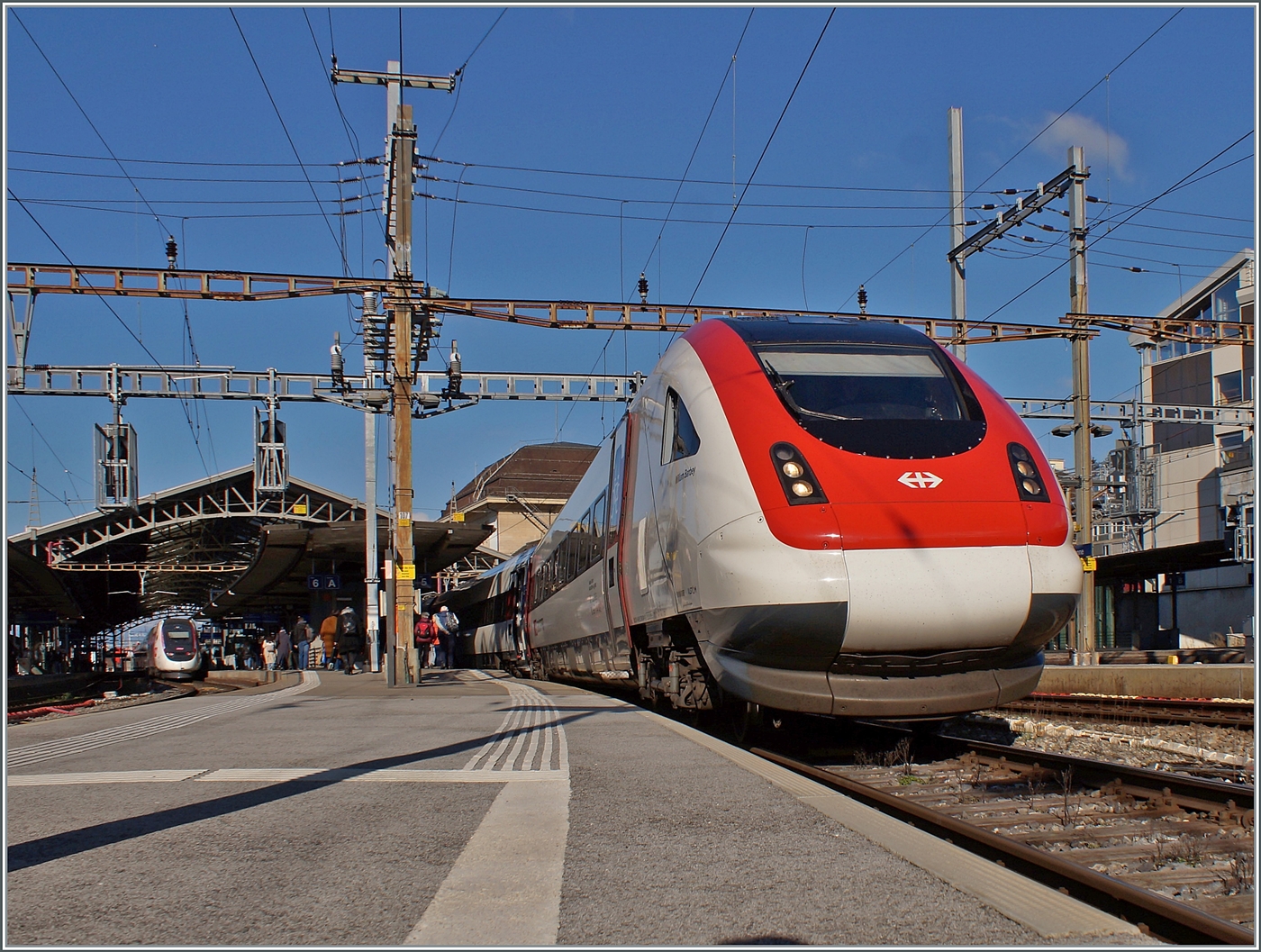 Der ICN aus Zürich ist in Lausanne angekommen und endet hier. Er wird nach einer halben Stunde Wendezeit wieder nach Zürich zurück fahren. 

7. März 2024