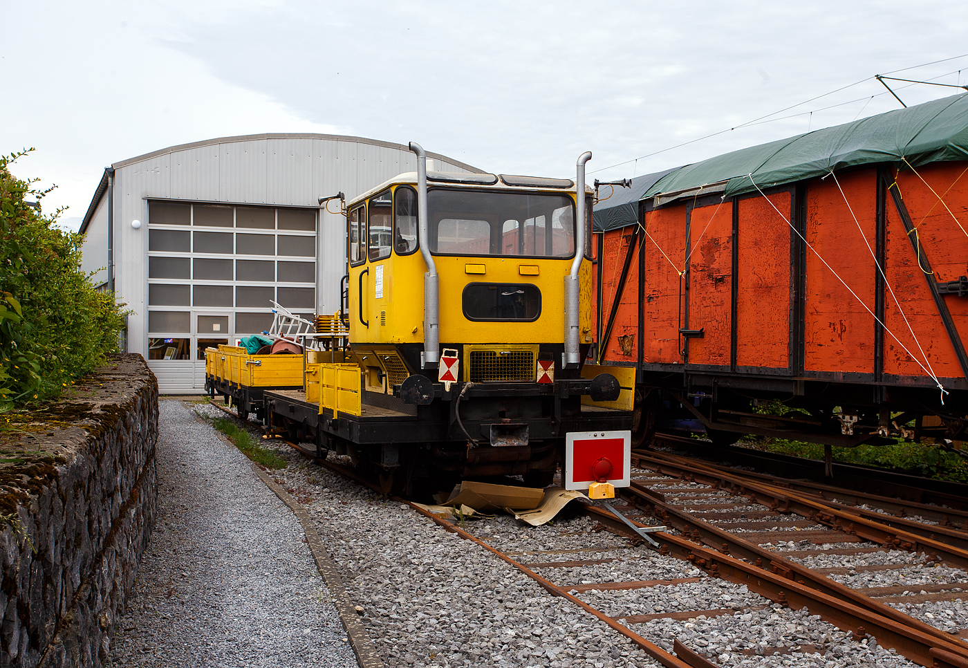 Der Klv 53 der Bauart BA 531 - Schwerer Rottenkraftwagen mit der Schwer Kleinwagen Nr. 53.0591 (ex DB Netz 53 0591-7) vom Eisenbahn- und Heimatmuseum Erkrath-Hochdahl e.V. am 26 Mai 2024 beim Lokschuppen Hochdahl.

Der Rottenkraftwagen wurde 1977 von der ROBEL Bahnbaumaschinen GmbH (Freilassing) unter der Fabriknummer 54.13-6-AA 256 gebaut und an die Deutsche Bundesbahn geliefert, Mitte der 1990er wurde er bei der DB Netz AG ausgemustert. 

Die Abkürzung Klv steht für Kleinwagen mit Verbrennungsmotor. Oft wird er auch als Skl 53 bezeichnet, wobei das Skl für Schwerkleinwagen steht. Die Bauart BA 531 hat einen Deutz-Dieselmotor vom Typ F6L 413 mit 116 PS Leistung und eine Ladekran vom Typ Atlas AK 3001 DB

TECHNISCHE DATEN von Klv 53 
Spurweite: 1.435 mm (Normalspur)
Achsformel: B
Länge über Puffer: 6.870 mm
Achsabstand: 3.750 mm
Höchstgeschwindigkeit : 70 km/h
Eigengewicht: 8,1 t
Nutzlast: 7,9 t
Anhängelast: 42 t
Zur Mitfahrt zugel. Personen: 6
Motor: Deutz luftgekühlter V6-Zylinder-Dieselmotor  F 6L 413 V
Motorleistung: 85 kW (116 PS)
