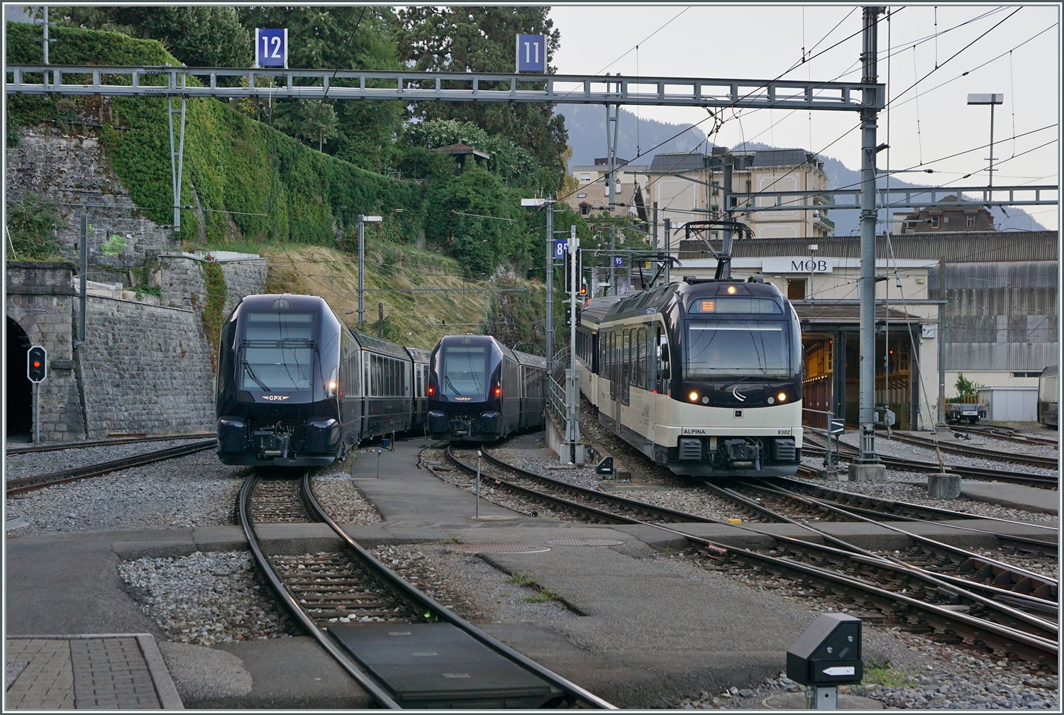 Der MOB ABe 4/4 9202  Alpina  erreicht mit einem Regionalzug von Zweisimmen kommend den Bahnhof von Montreux. Links im Bild waren zwei GoldenPass Express Kompositionen auf ihren nächsten Einsatz. 

24. Aug. 2023