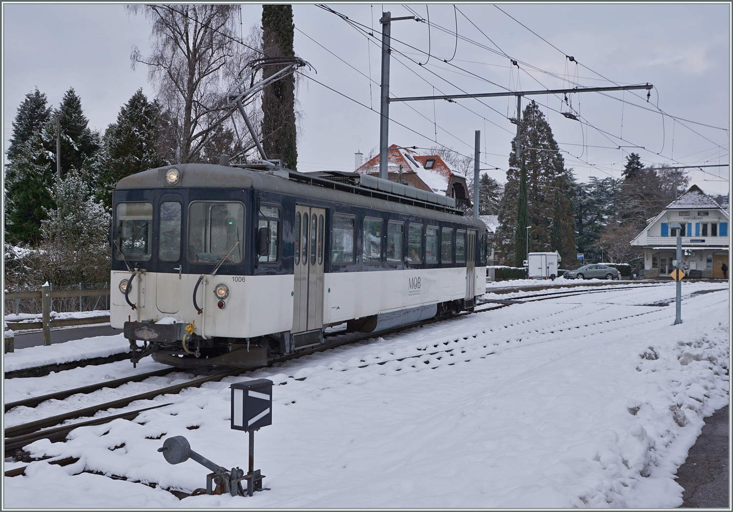 Der MOB Be 4/4 1006  Bipperlisi  ist als Regionalzug 2320 von Montreux nach Les Avants unterwegs verlässt nach einem kurzen Halt Fontanivent. 

22. Januar 2023