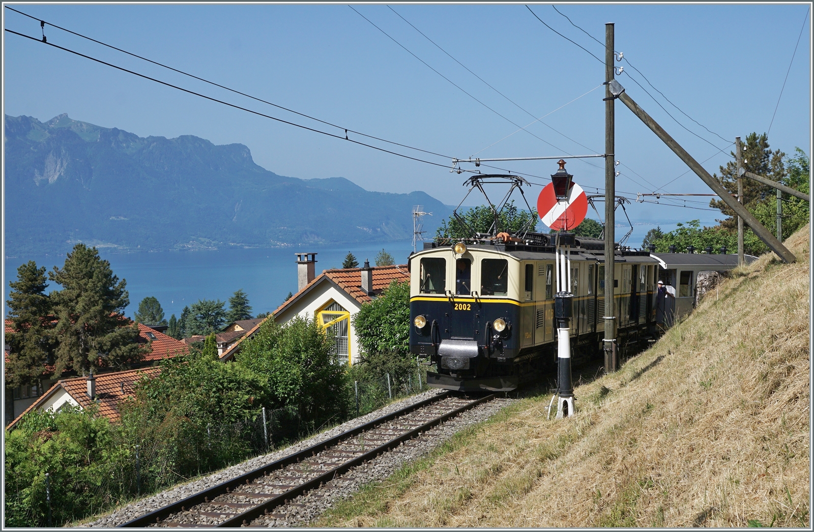 Der MOB DZe 6/6 2002 der Blonay-Chamby Bahn beim Einfahrsignal von Blonay auf dem Weg nach Chaulin.

4. Juni 2022