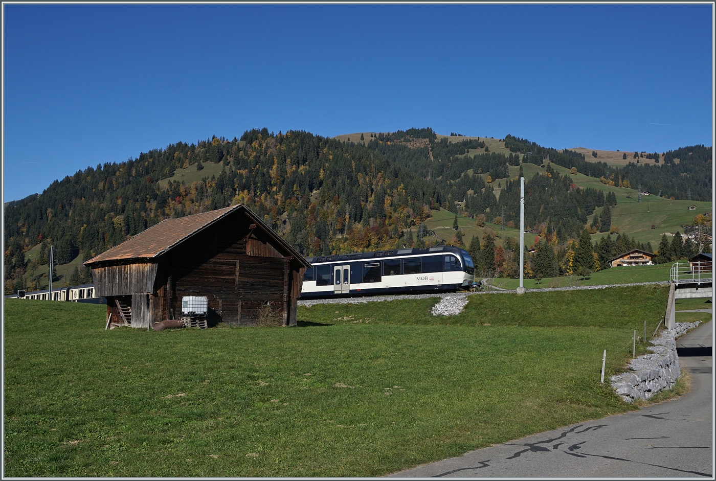 Der MOB PE 30 2214  Golden Pass Belle Epoque kam schneller als gedacht, so dass ich mich gezwungenermassen spontan für dies Bildgestaltung entschied. 
Der ist auf der Fahrt von Montreux nach Zweisimmen und konnte zwischen Gruben und Schönriede fotografiert werden. 

13. Okt. 2025